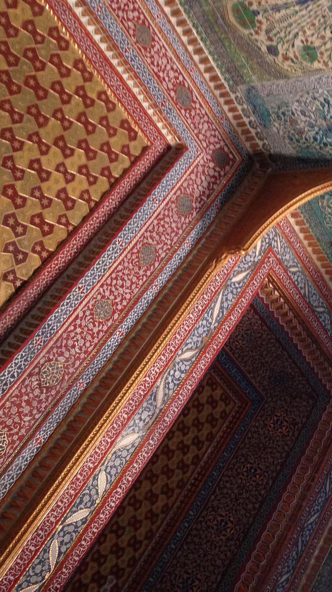 Plafond ornemental polychrome