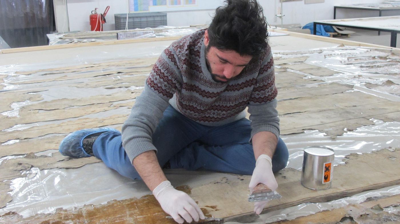 Artisans au travail sur un panneau