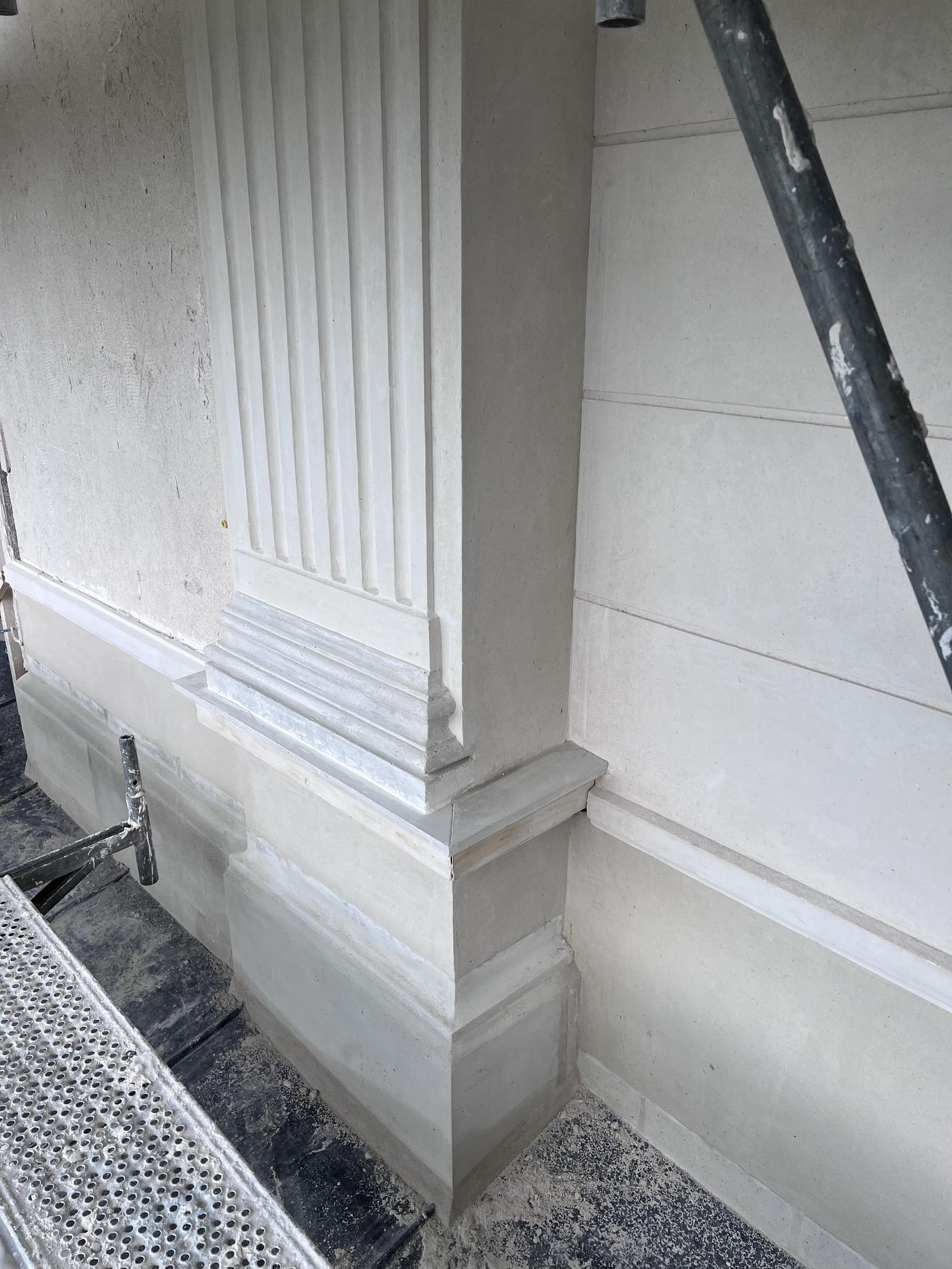 Base de pilastre cannelé — détail