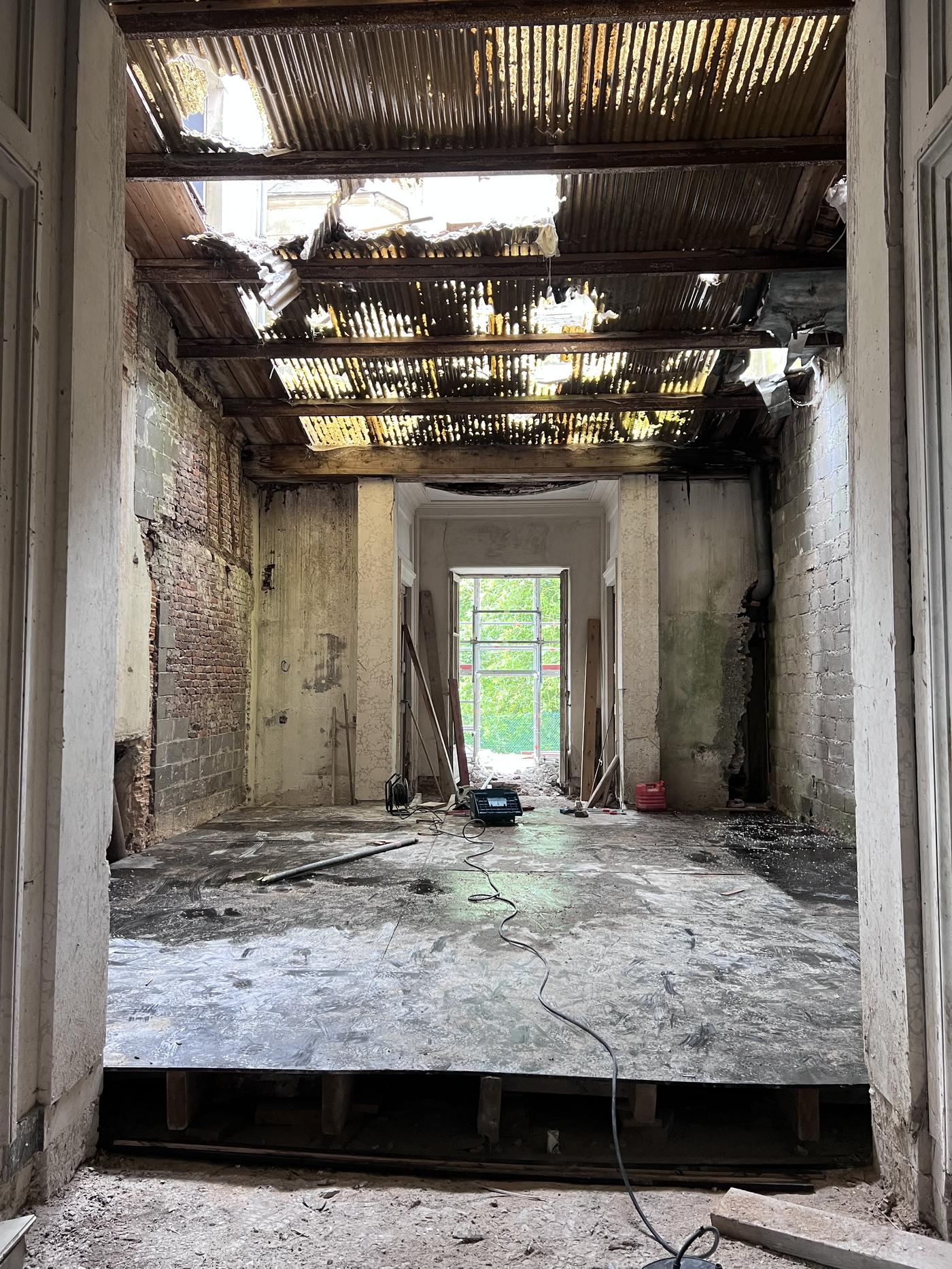 Base de pilastre restaurée — vue de contexte
